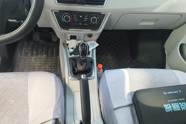 Used Jinbei Hiace X30 2024 1.5L Wealthy-Style Passenger Van 5/6/7 Seater with Front-Mounted Air Conditioning Gear Lever