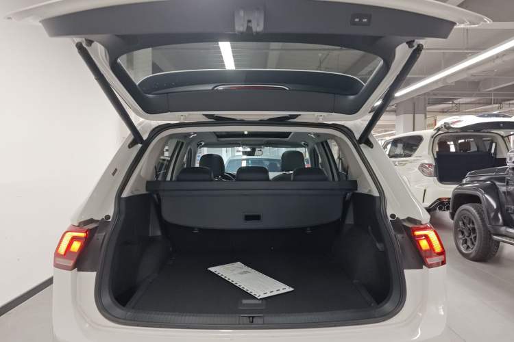 Used Volkswagen Tiguan L 2021 330TSI Automatic Two-Wheel Drive R-Line Enhanced Edition Trunk