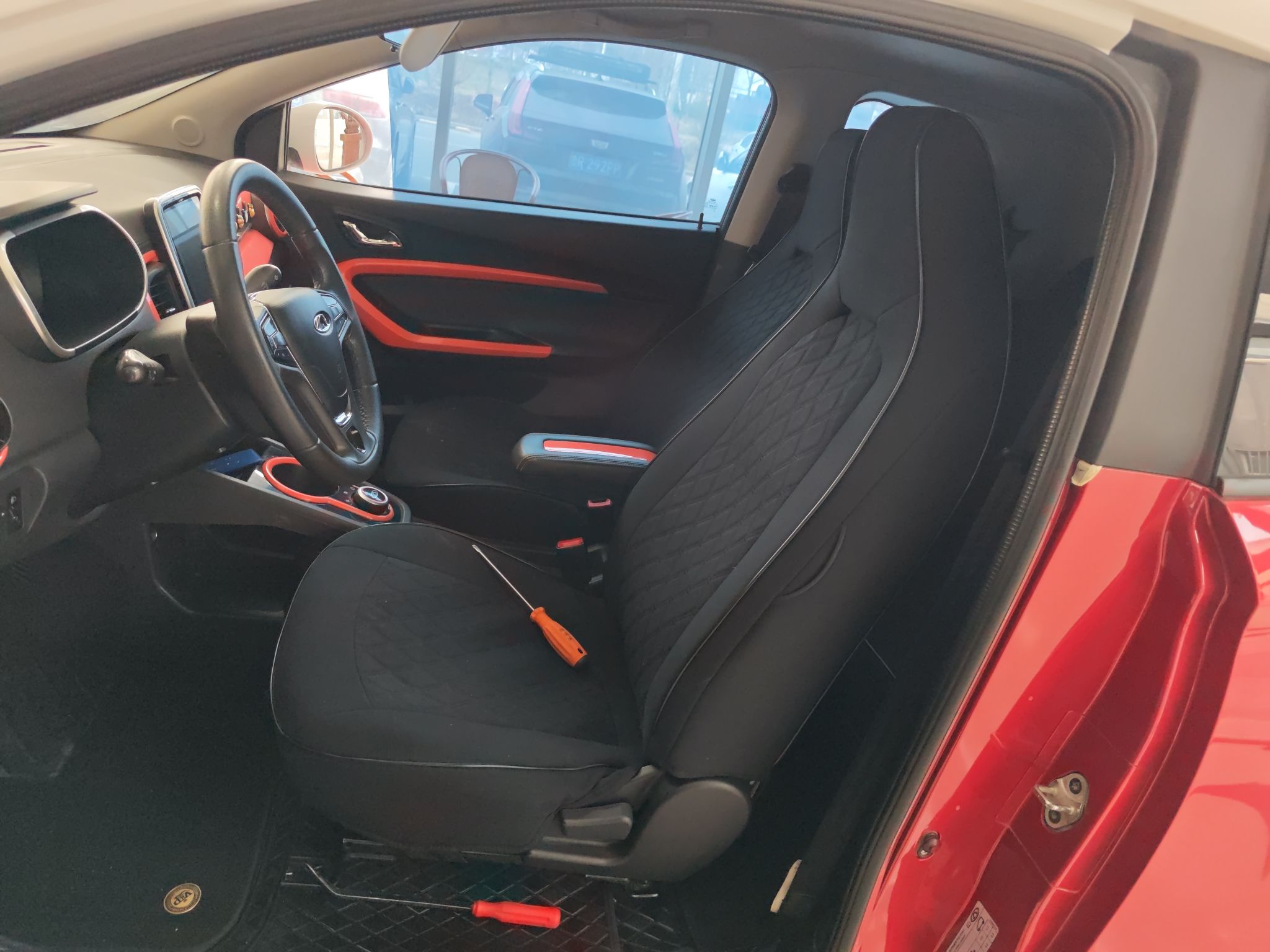 المقاعد الأمامية داخل السيارة