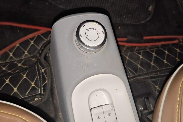 Used Wuling Hongguang MINIEV 2022 GAMEBOY 300km Enthusiast Model with Lithium Iron Phosphate Gear Lever