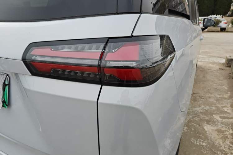 Used Wuling Wuling Starlight 730 2025 Model Plug-in Hybrid 125km Luxury Edition
