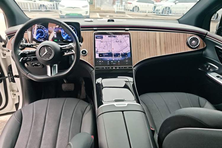 Used Mercedes-Benz EQE SUV 2023 350 4MATIC Pioneer Edition Center Console