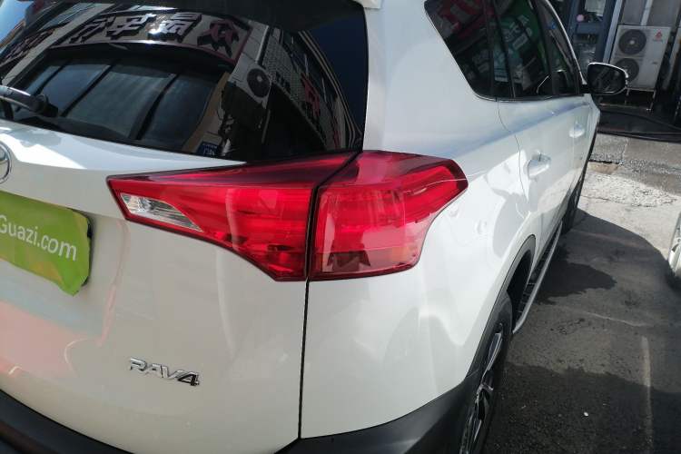 Used Toyota RAV4 2015 2.0L CVT Two-Wheel Drive Fashion Edition Right Rear Taillight