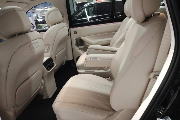 Used Hima AITO M8 2025 Extended-Range Max Version 37 kWh 6-Seater Interior 4