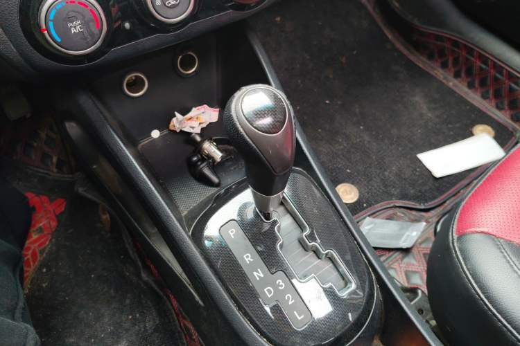 Used Kia K2 2015 Hatchback 1.4L AT GLS Cool Edition Gear Lever