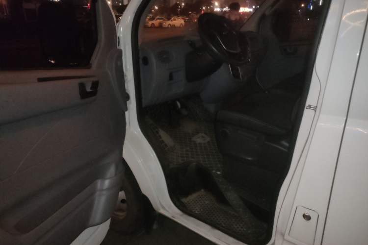 Used SAIC MAXUS Xintu V80 2023 2.0T AMT Classic Aoyuntong Short Wheelbase Mid-Roof 5/6-Seater Interior 3