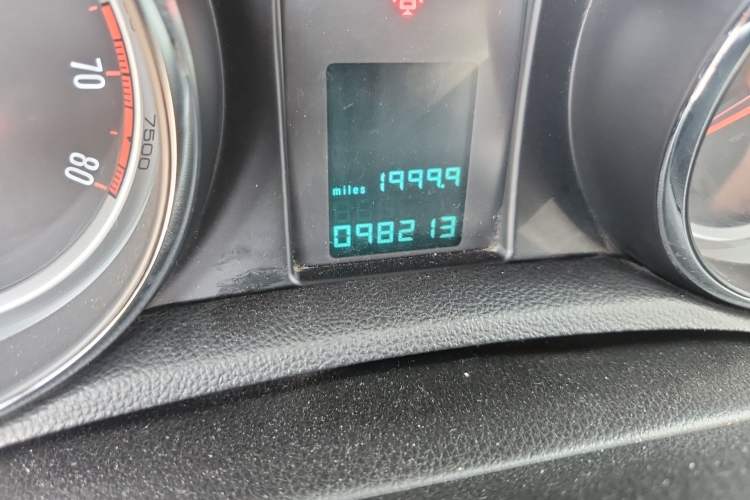 Used Buick Encore 2014 1.4T Manual Two-Wheel Drive Urban Sport Model Odometer Close Up