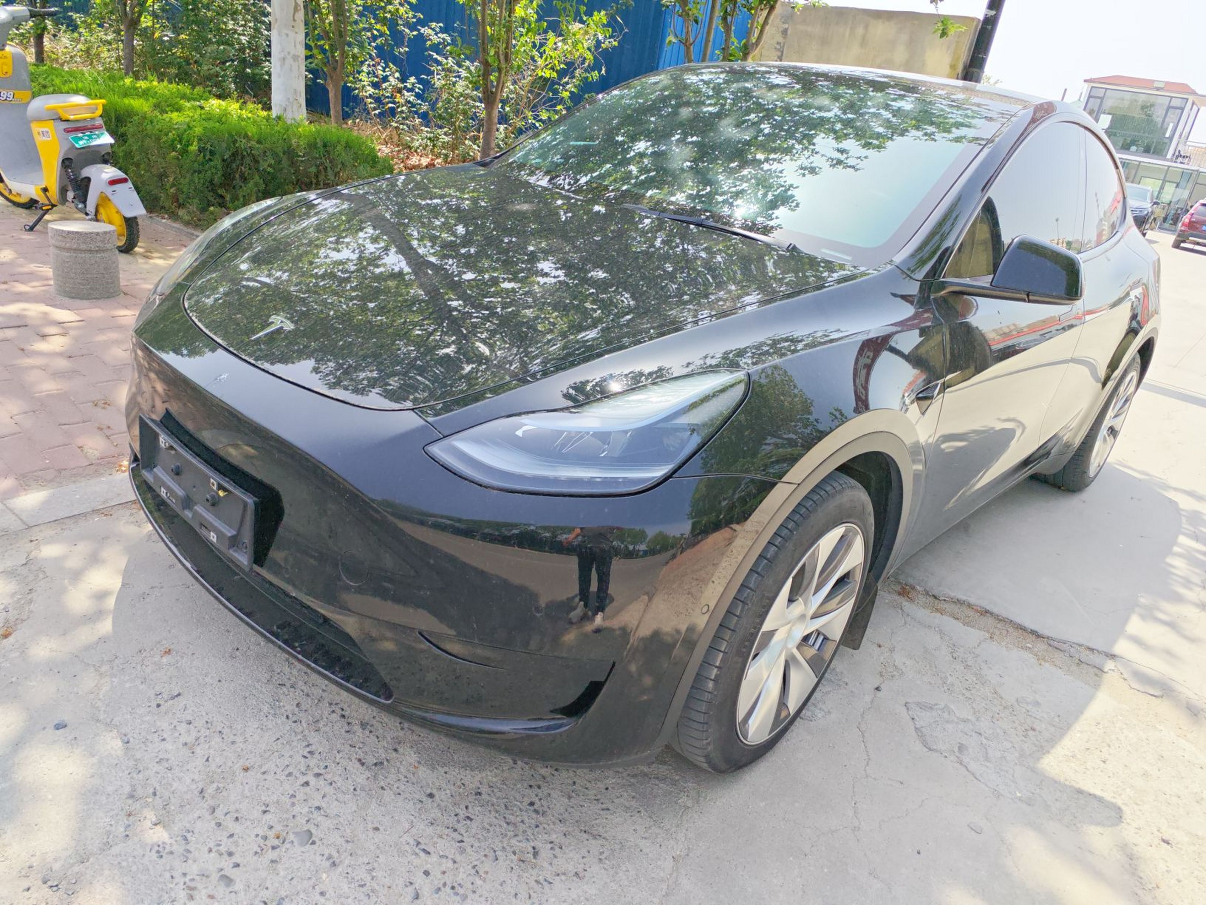 Под передней частью автомобиля