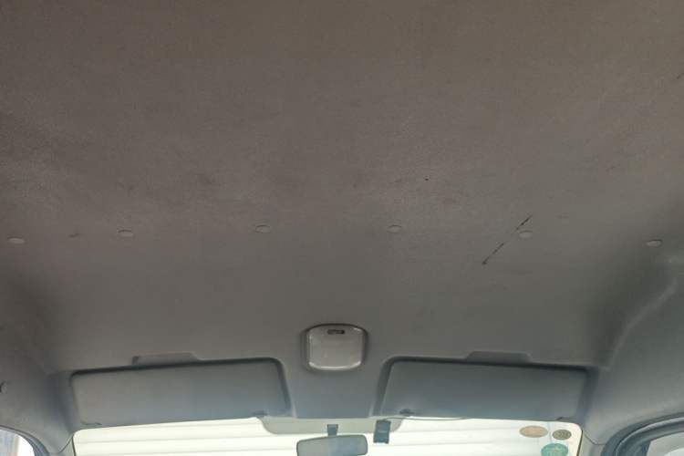 Used Dongfeng Yufeng 2020 2.3T Economy Standard Edition Logistics Vehicle Short Wheelbase Mid-Roof Design 5-9 Seats WP2.3 Headliner