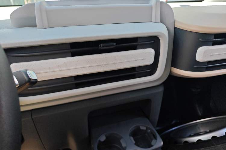 Used SAIC MAXUS Dana V1 2024 V1 Short Wheelbase Low-Roof Multi-Function Version (51 kWh)
