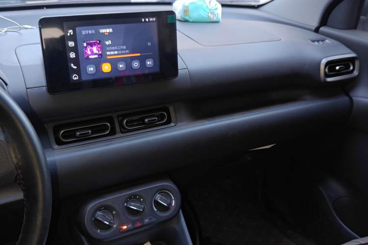 Used Wuling Hongguang New Energy 2025 Extended-Range Hybrid 50KM Comfort Version Audio And AC Panel