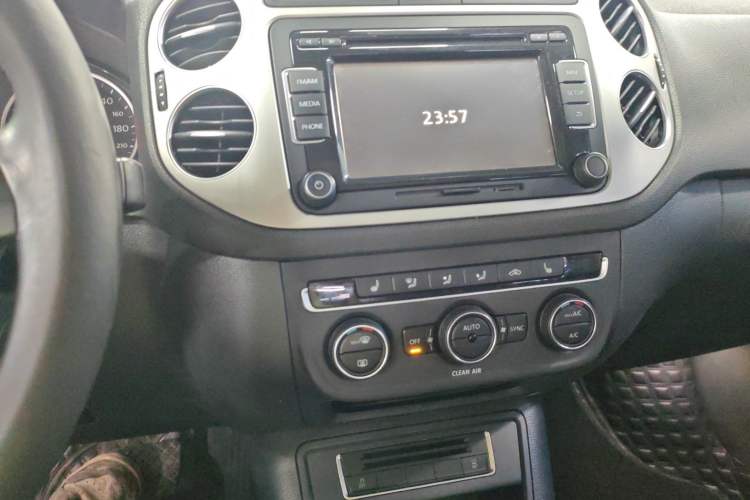 Used Volkswagen Tiguan 2016 300TSI Automatic Two-Wheel Drive Luxury Edition Audio And AC Panel