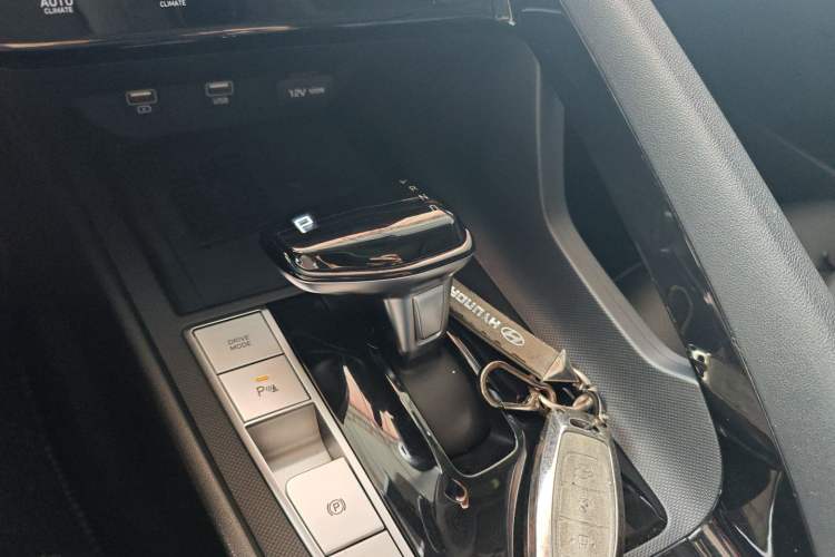 Used Hyundai Elantra 2021 1.5L CVT LUX Prestige Edition Gear Lever