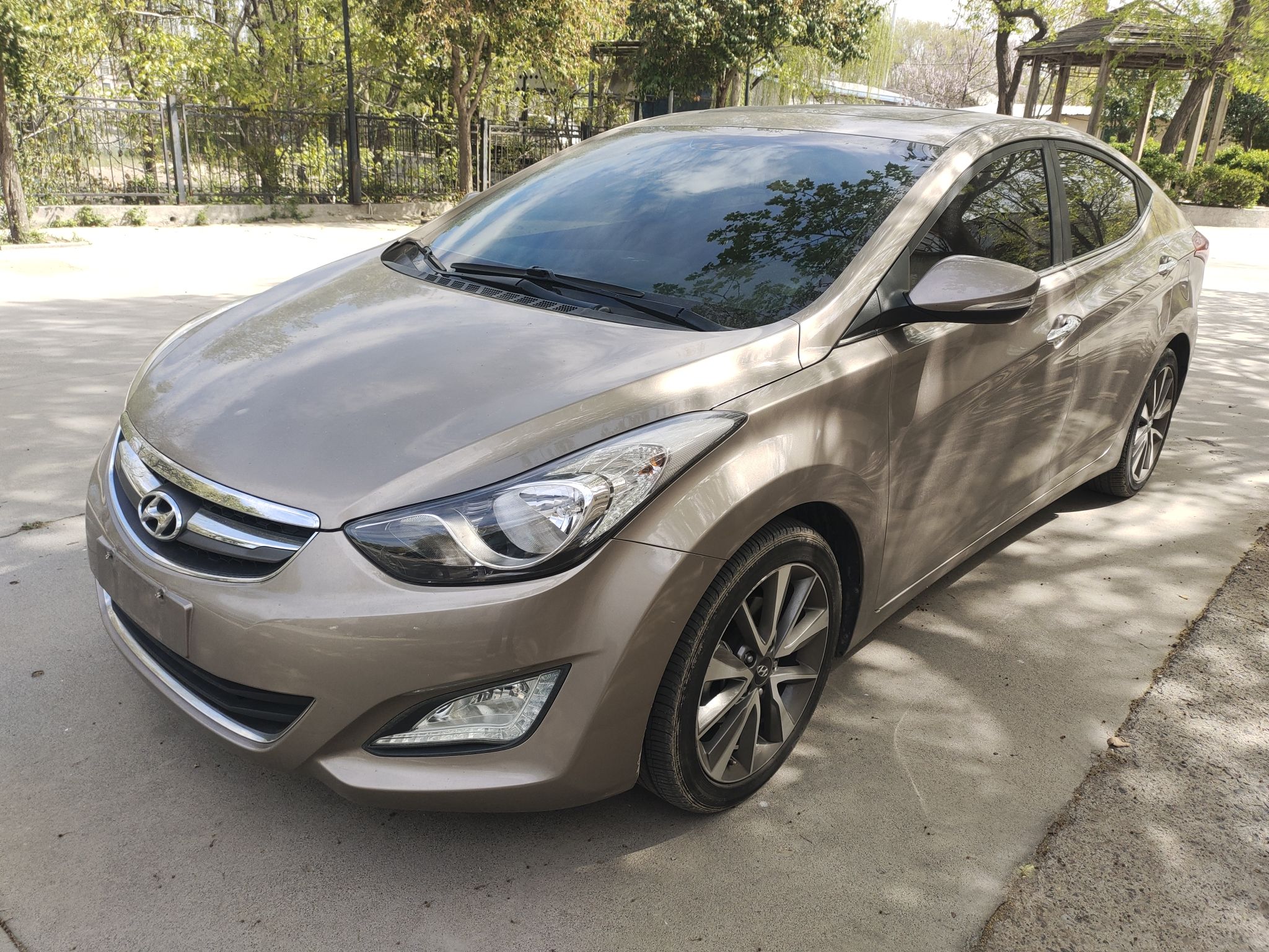 Под передней частью автомобиля