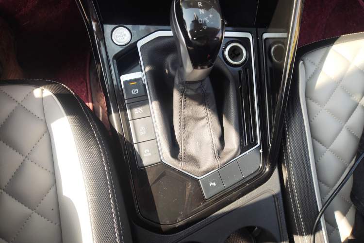 Used Volkswagen Tayron 2023 300TSI Two-Wheel-Drive Luxury Plus Advanced Edition Gear Lever