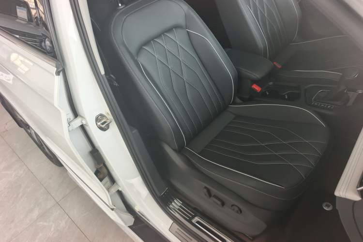 Used Volkswagen Tiguan L 2023 Restyled 330TSI Automatic Two-Wheel Drive R-Line Enhanced Comfort Version Right Front Seat