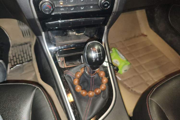 Used Great Wall C50 2014 Upgraded Model 1.5T Manual Fashion Edition Gear Lever