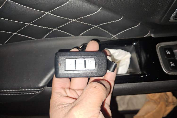 Used Mitsubishi Outlander 2020 2.4L 4x4 Zhi Xiang Edition 5 Seats Vehicle Key