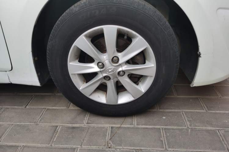Used Hyundai Verna (older generation) 2010 Sedan 1.4L Automatic Comfort Model GS Right Front Wheel Hub