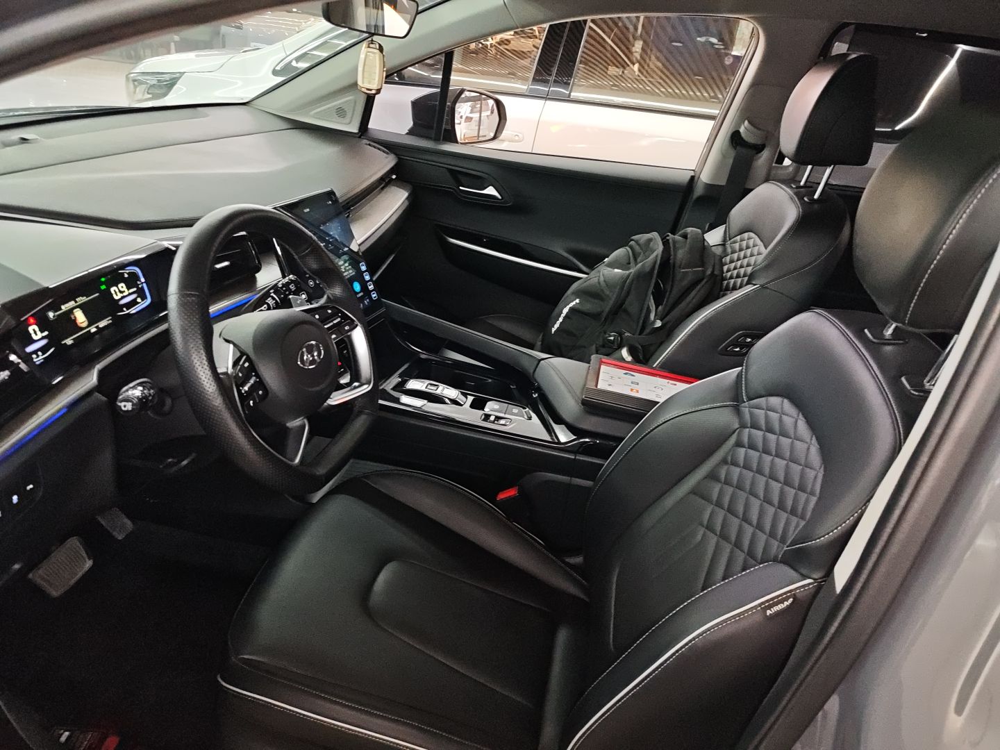 المقاعد الأمامية داخل السيارة