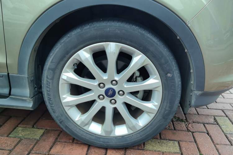 Used Ford Kuga 2013 1.6L GTDi Two-Wheel-Drive Comfort Model Right Front Wheel Hub