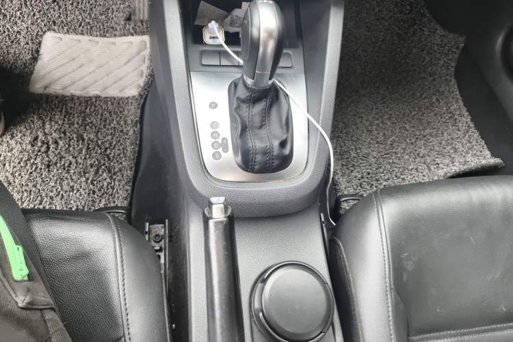 Used Volkswagen Sagitar 2014 1.4TSI Automatic Luxury Model Gear Lever