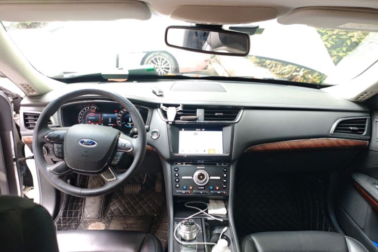 Used Ford Taurus 2017 EcoBoost 245 Flagship Model Center Console