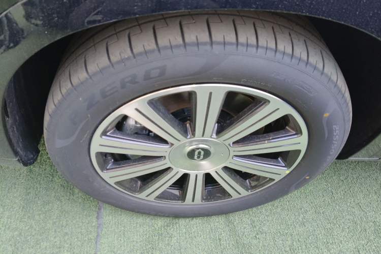 Used Hima AITO M7 2024 1.5T Intelligent Driving Rear-Drive Pro Version 5 Seats Left Front Wheel Hub