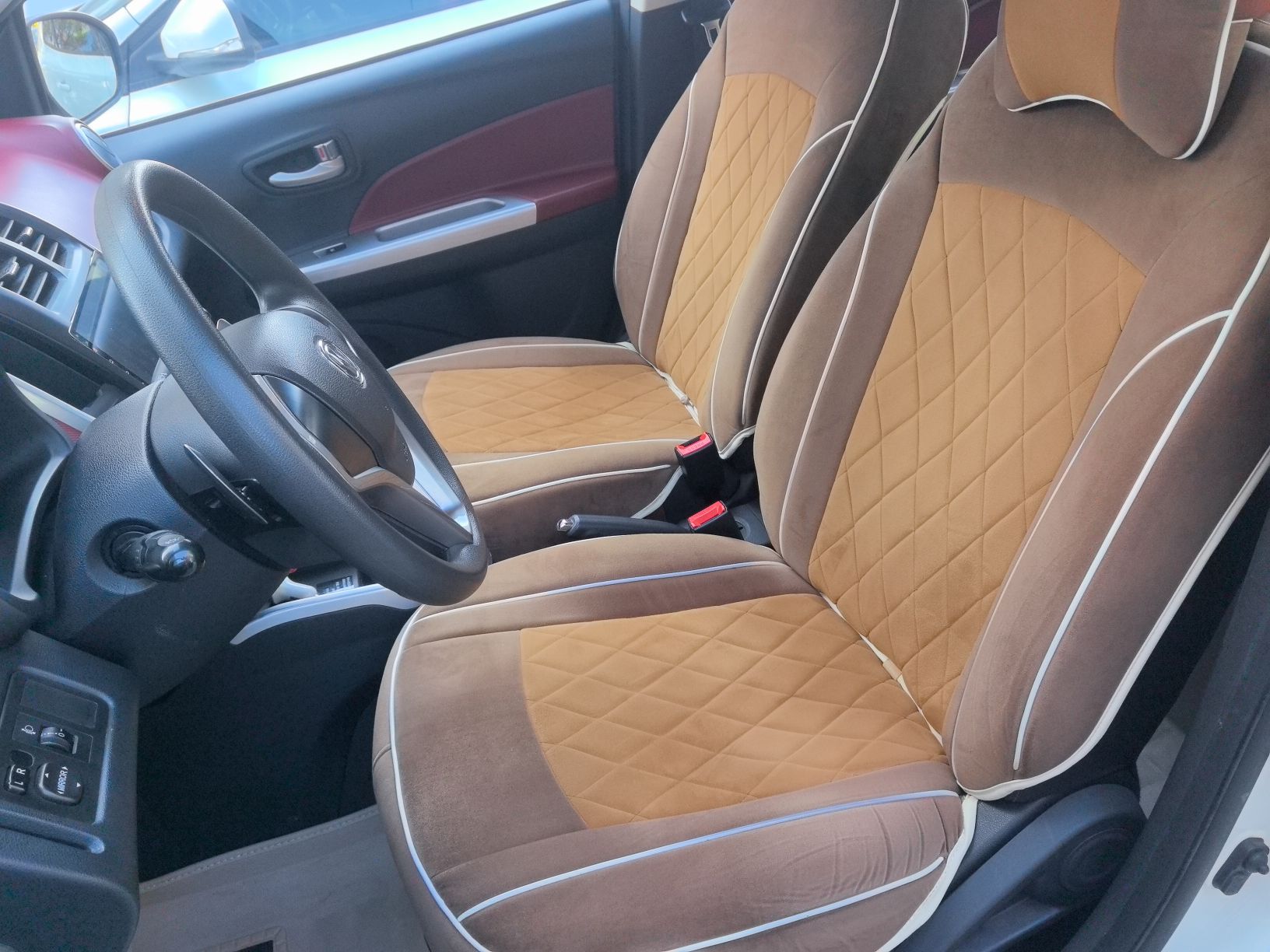 المقاعد الأمامية داخل السيارة