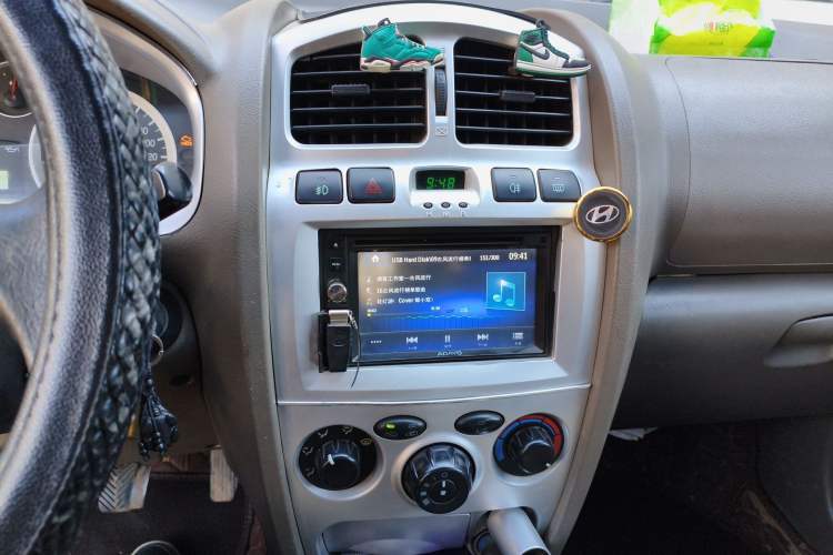 Used Huatai Santa Fe Classic 2012 2.0L Gasoline Manual Two-Wheel Drive Navigation Edition
