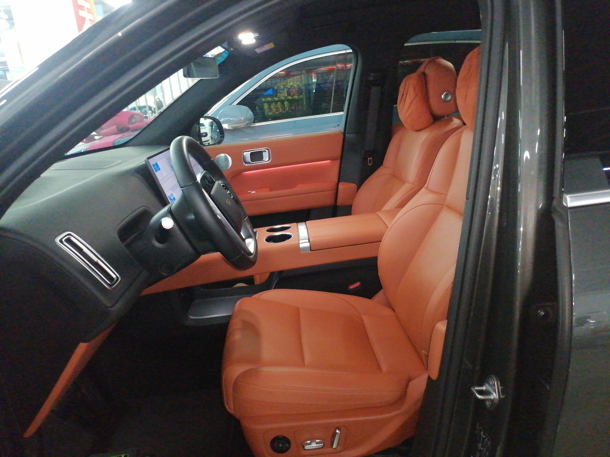 المقاعد الأمامية داخل السيارة