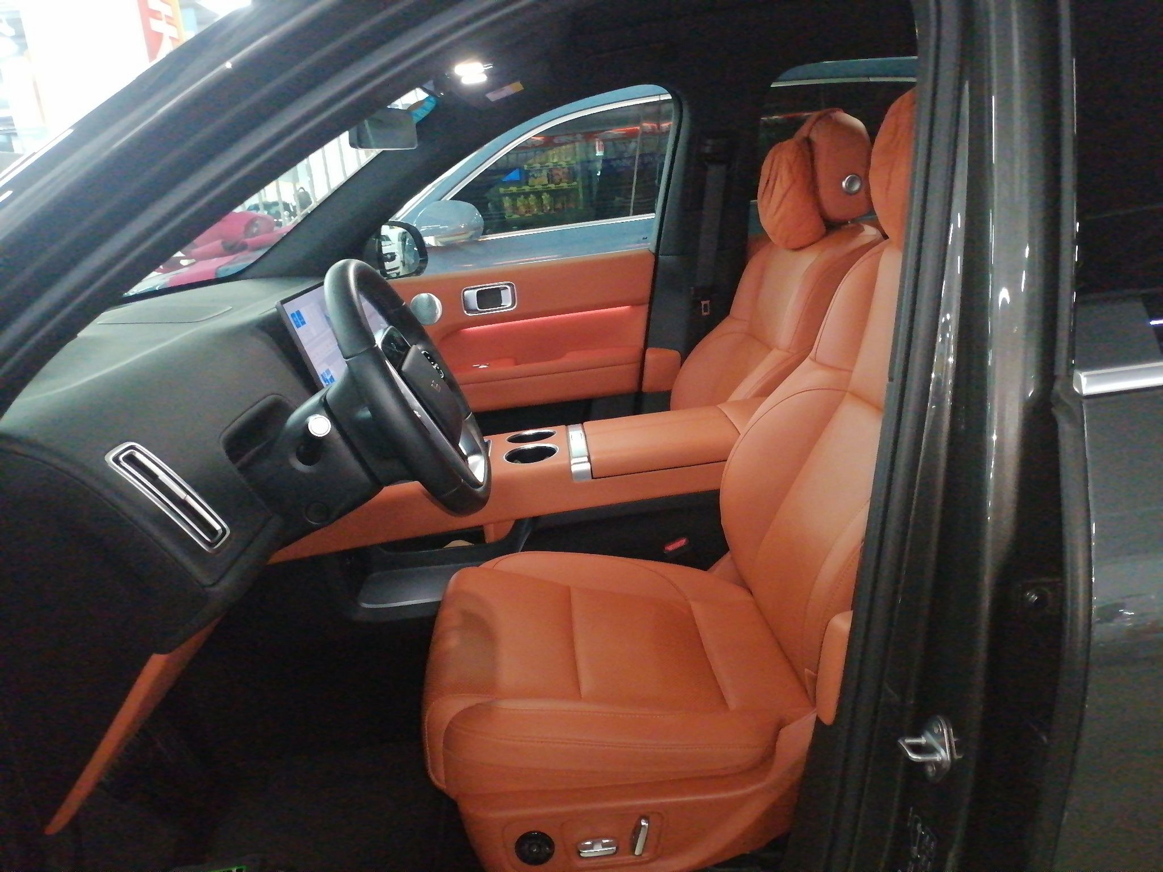 المقاعد الأمامية داخل السيارة