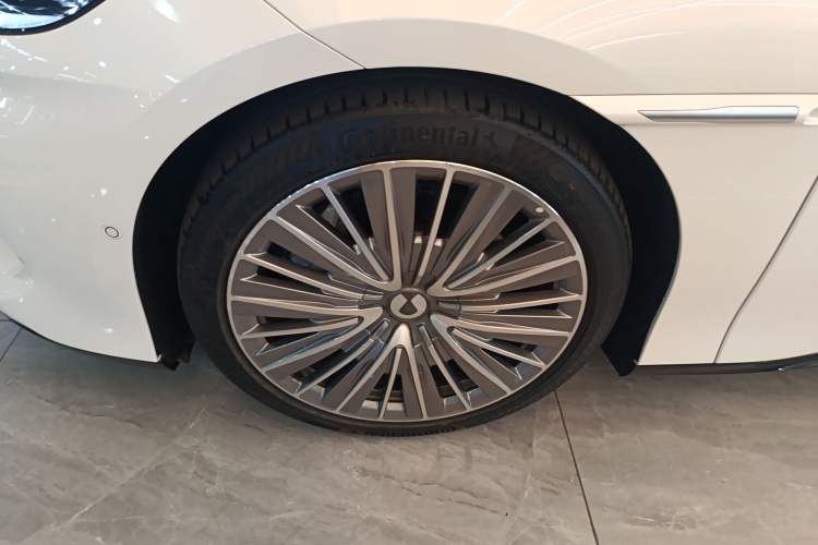 Used Denza Z9 2024 1100 km All-Wheel-Drive Ultra Version
