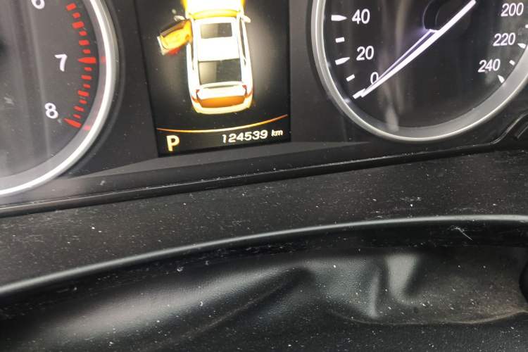 Used Geely Auto Emgrand GT 2015 1.8T Comfort Model Odometer Close Up