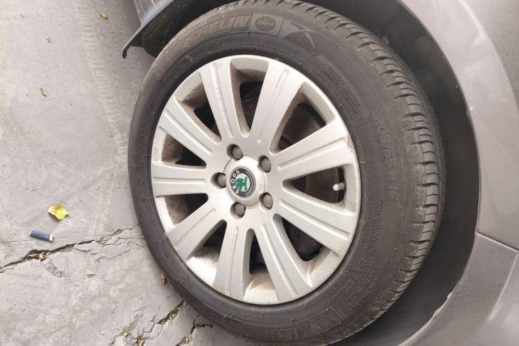 Used Skoda Superb 2009 1.8TSI Automatic Elegant Edition Right Front Wheel Hub