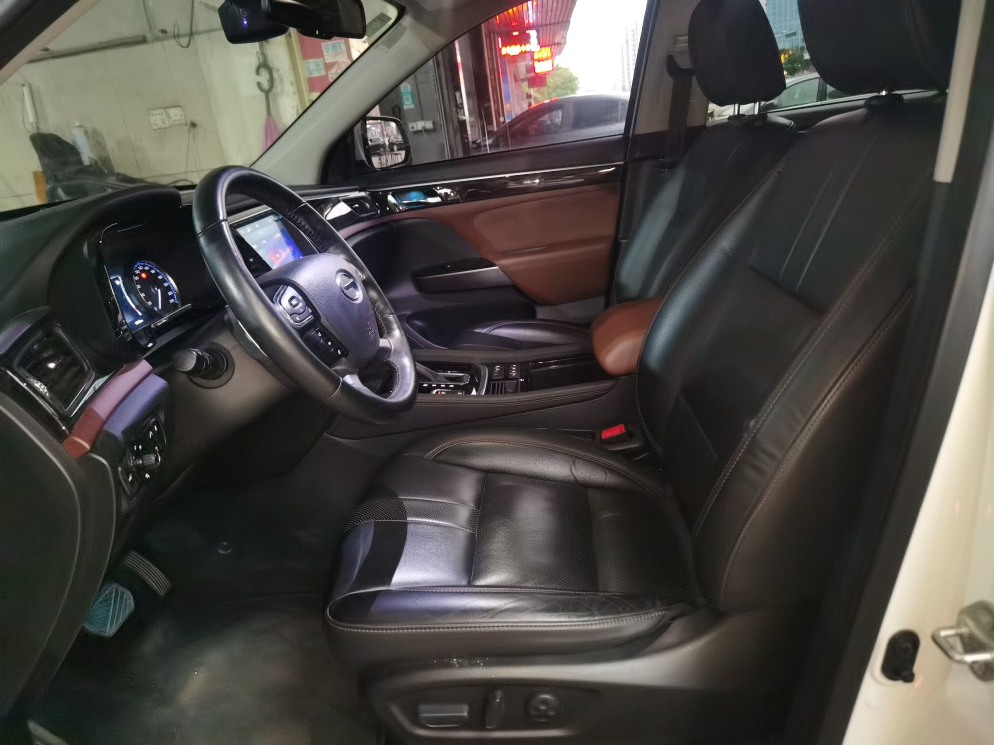 Переднее сиденье в автомобиле