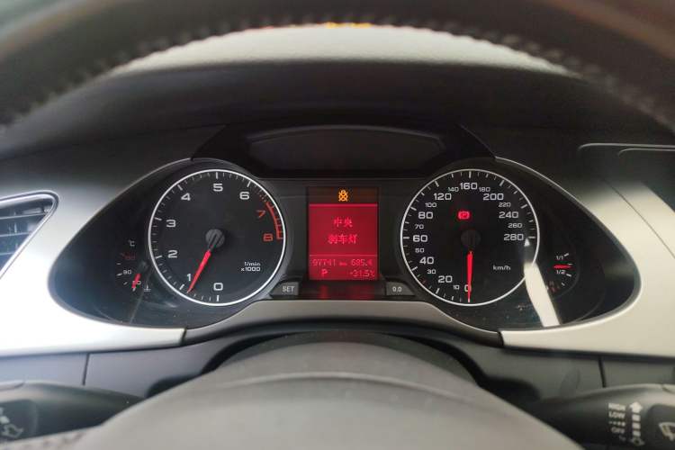 Used Audi A4L 2012 2.0 TFSI automatic Comfort trim level Instrument Cluster