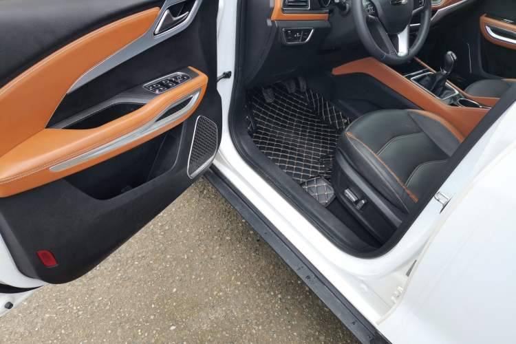 Used Zotye T300 2017 1.5L Manual Luxury Model Driver Seat