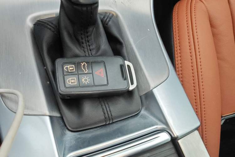 Used Volvo S60 2015 S60L 2.0T Zhiyuan Edition
