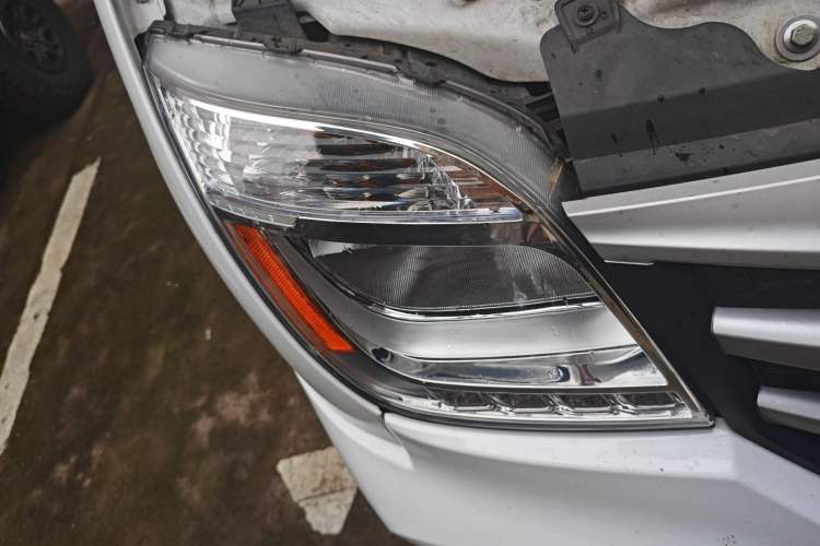 Used SAIC MAXUS Xintu V80 2025 Value Edition Aoyuntong 2.0T Manual Long Wheelbase Mid-Height Design 127 Ps 6/7/9-Seater Right Front Headlight