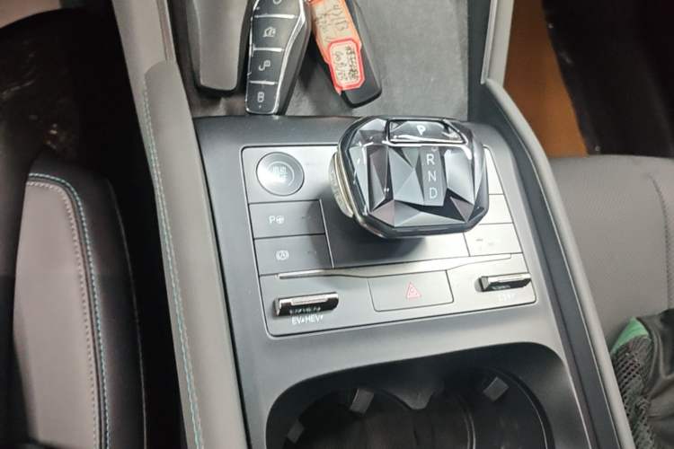 Used BYD Qin L 2025 DM-i Smart Drive 120KM Superior Model Gear Lever