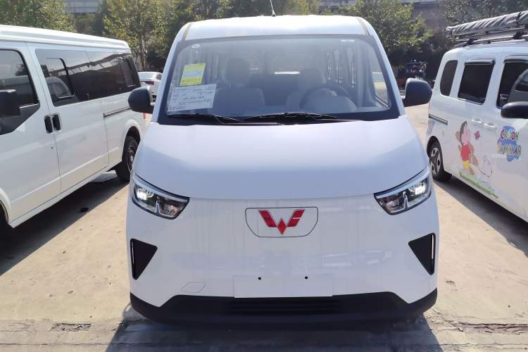 Used Wuling Yangguang 2024 300KM Comfort Version Passenger Van 75kW Front