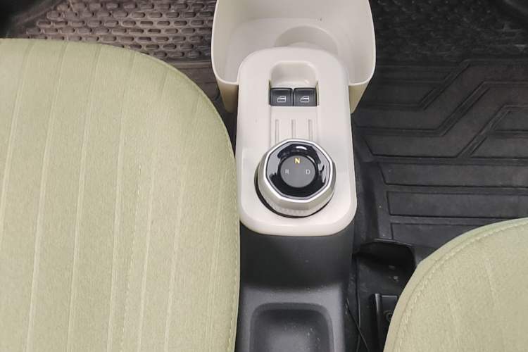 Used Geely Galaxy Panda 2024 Panda Mini 200km Endurance Bear Gear Lever