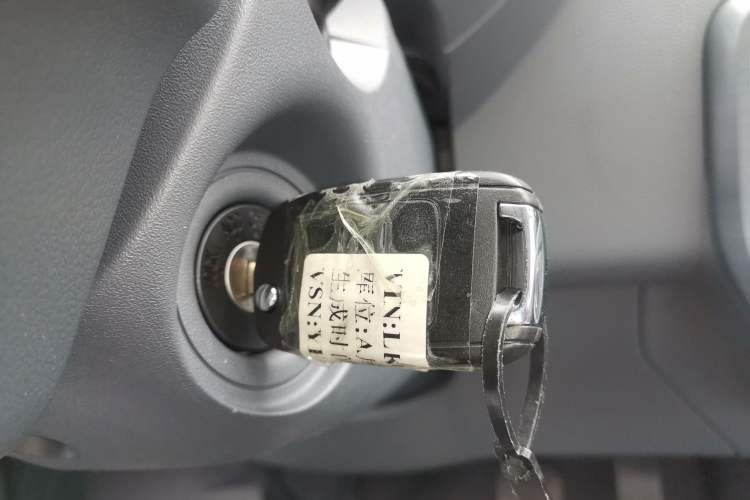 Used Wuling Yangguang 2024 300km Comfort-Grade Passenger Van 60kW Interior 1