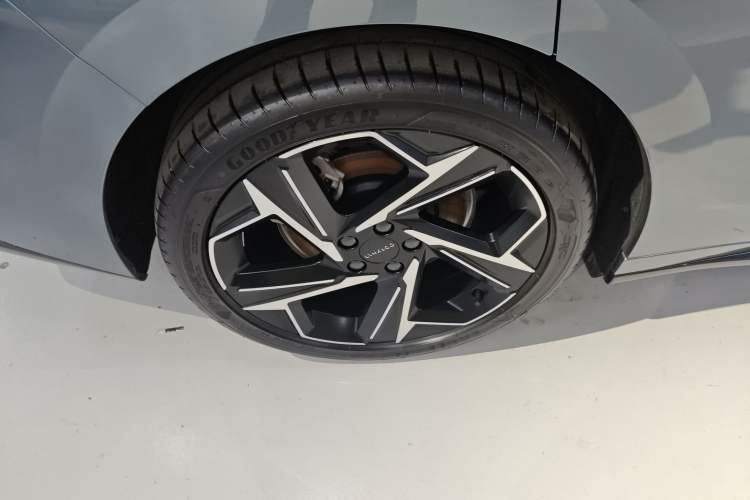 Used Lynk & Co 07 2024 EM-P 126 Long-Range Halo Right Rear Wheel Hub