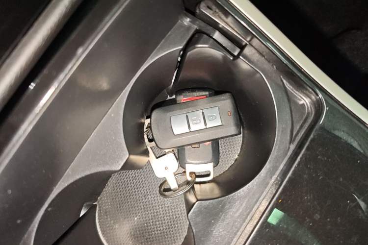 Used Mitsubishi Outlander 2019 2.0L Two-Wheel Drive Comfort Edition 7-Seater China VI Standard
