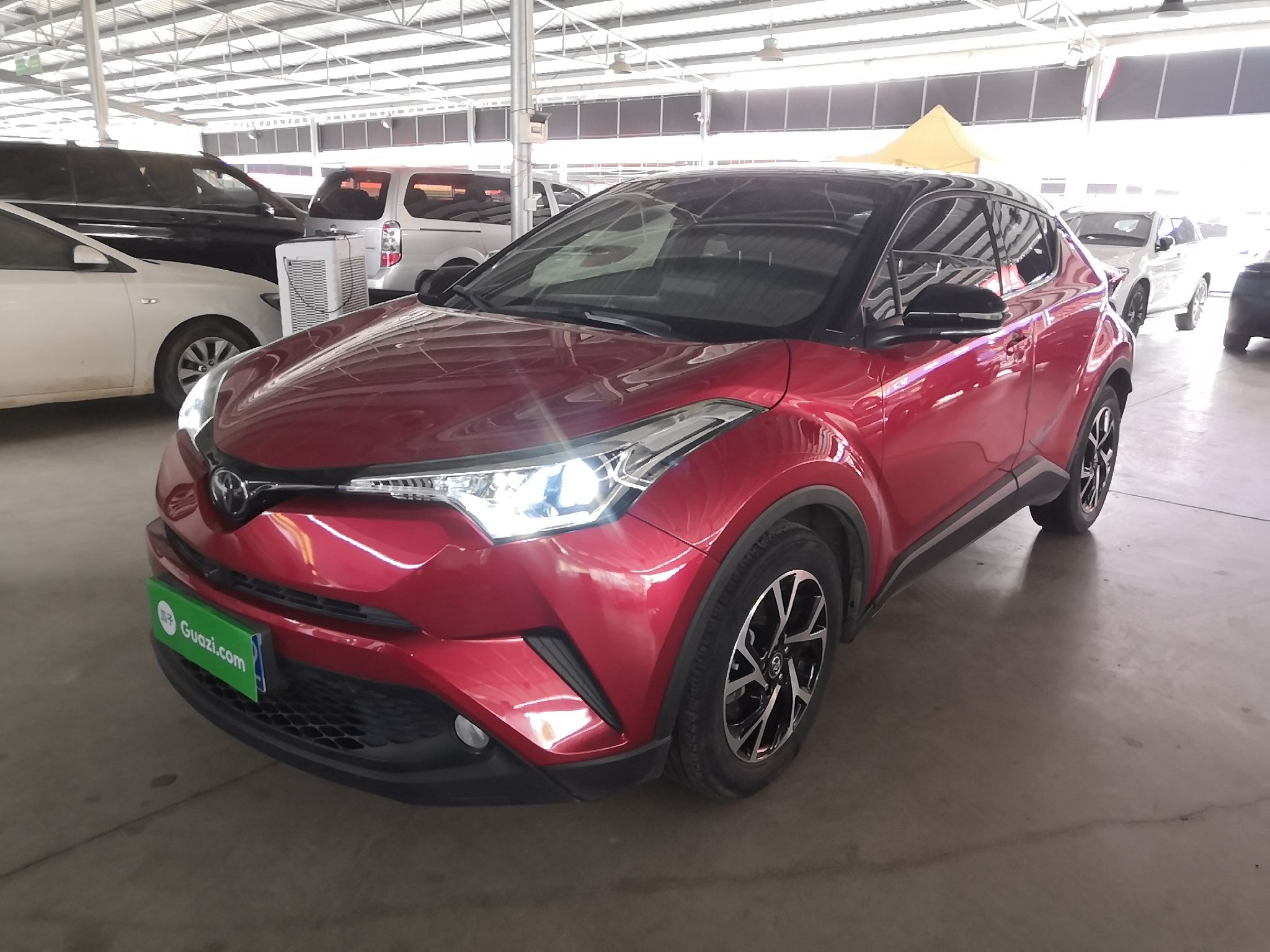 تحت مقدمة السيارة