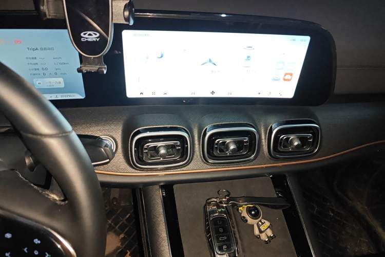 Used Chery Tiggo 9 2023 2.0T Dual-Clutch Two-Wheel Drive Leading Edition 5 Seats Audio And AC Panel