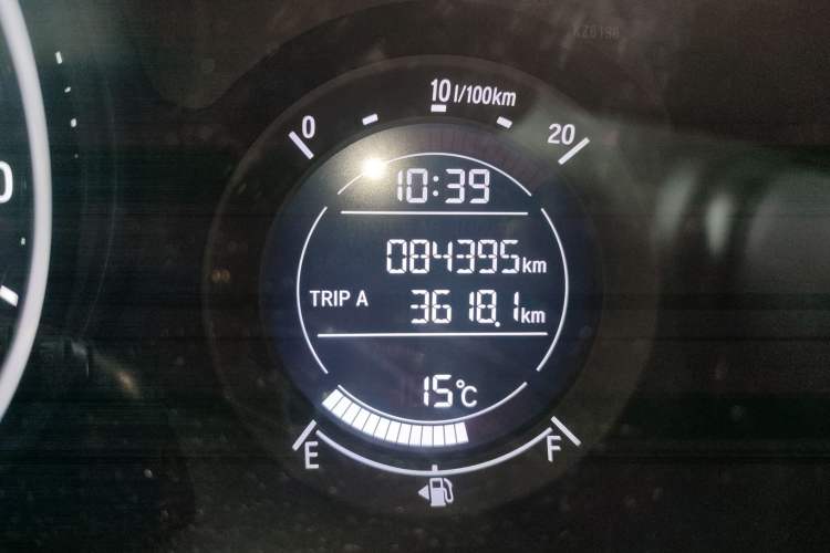 Used Honda Vezel 2015 1.5L CVT two-wheel drive Comfort trim Odometer Close Up