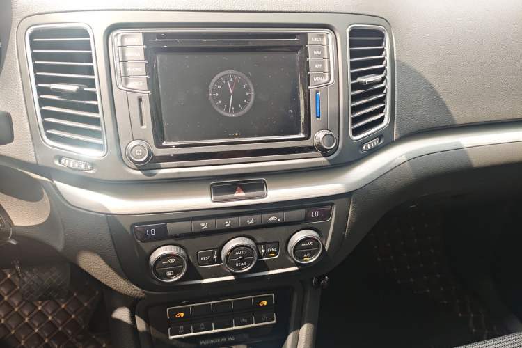 Used Volkswagen Sharan 2018 380TSI Comfort Edition 7-Seater Audio And AC Panel